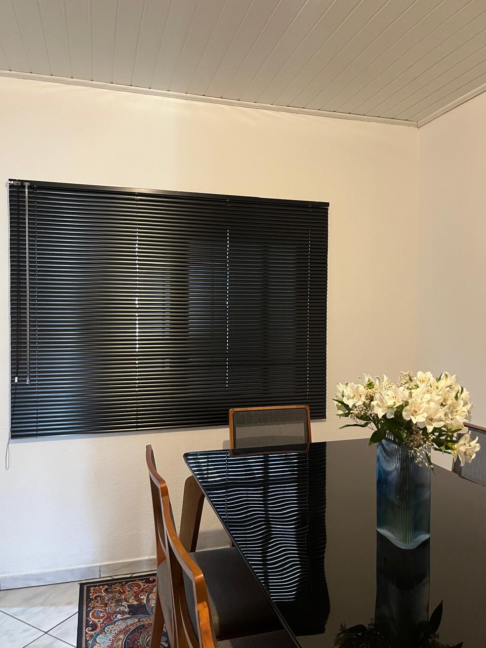<p>Nossas Persianas possuem uma grande variedade de materiais e de acabamentos. S&atilde;o <strong>pr&aacute;ticas e funcionais </strong>e o recolhimento das l&acirc;minas &eacute; feito de forma que&nbsp;facilite&nbsp;a limpeza das aberturas. Dispon&iacute;veis nos modelos horizontal e vertical.</p>
